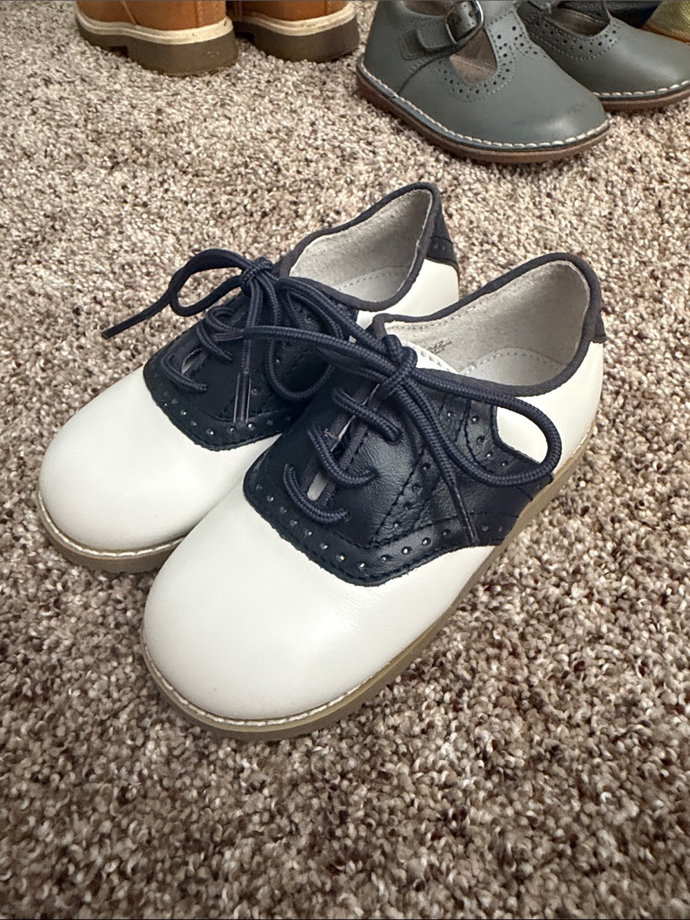 L’Amour Luke Two-Tone Leather Saddle
Shoe Navy and White - Size 9